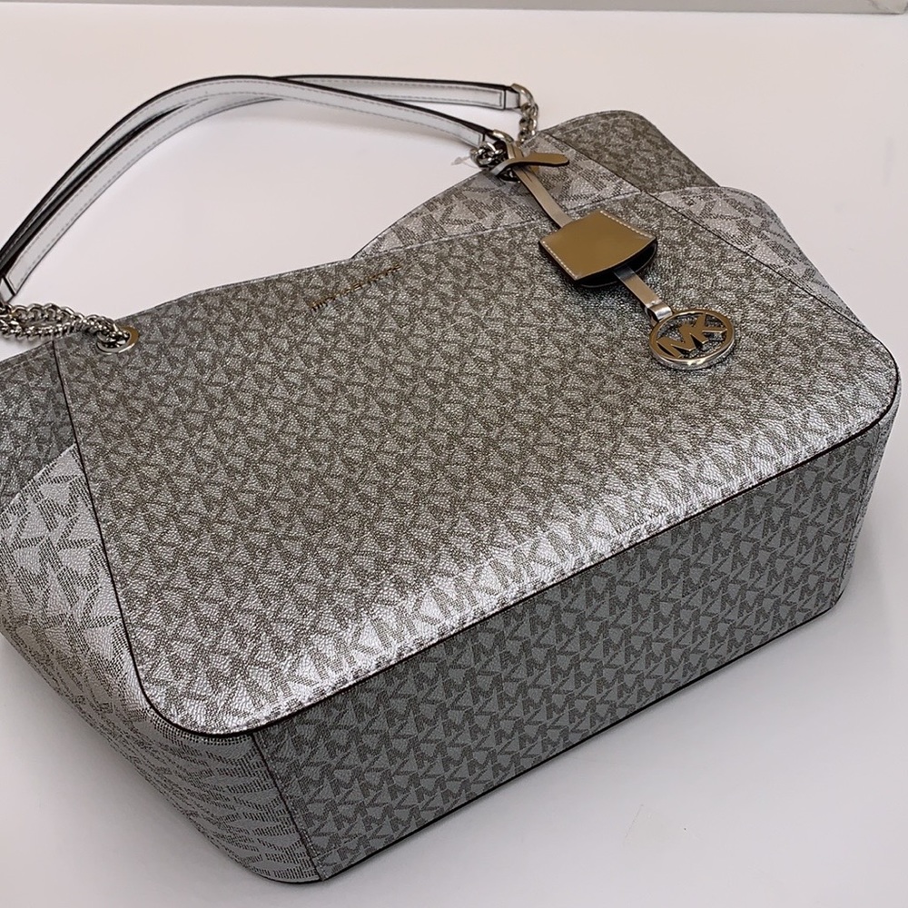 Michael Kors Jet Set Travel Large Chained Tote Shoulder Bag MK
Silver
NWT - Picture 13 of 16